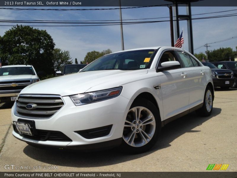 Oxford White / Dune 2013 Ford Taurus SEL