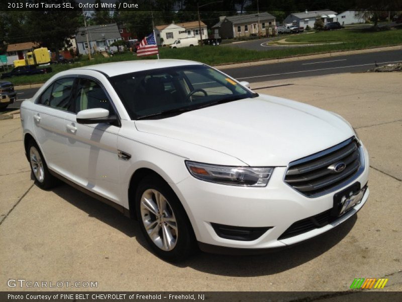 Oxford White / Dune 2013 Ford Taurus SEL