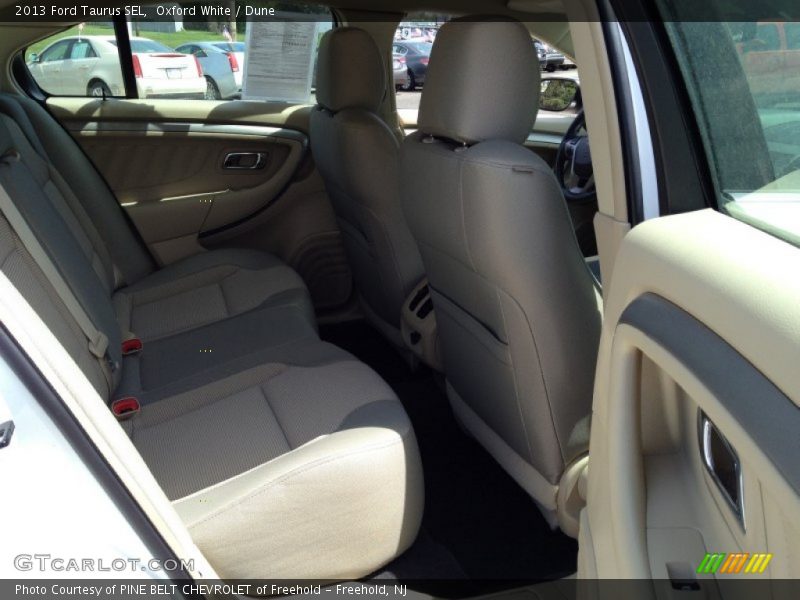 Oxford White / Dune 2013 Ford Taurus SEL