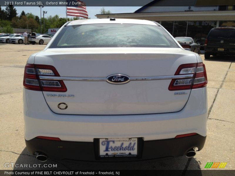 Oxford White / Dune 2013 Ford Taurus SEL