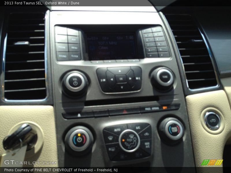 Oxford White / Dune 2013 Ford Taurus SEL