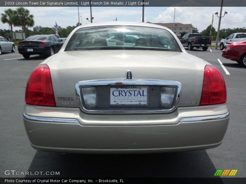 Light French Silk Metallic / Light Camel 2009 Lincoln Town Car Signature Limited