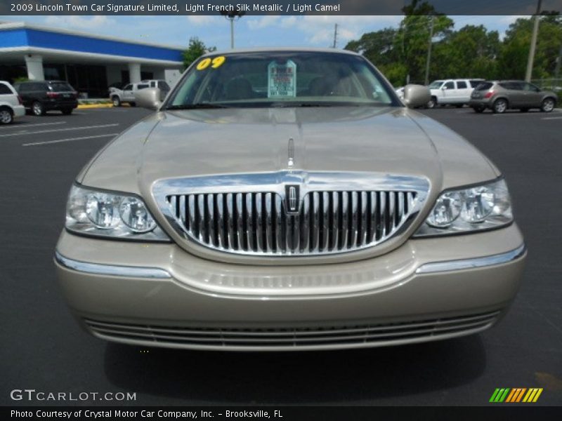 Light French Silk Metallic / Light Camel 2009 Lincoln Town Car Signature Limited