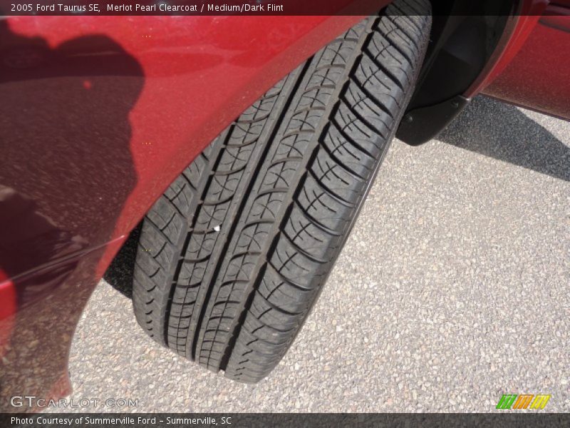 Merlot Pearl Clearcoat / Medium/Dark Flint 2005 Ford Taurus SE