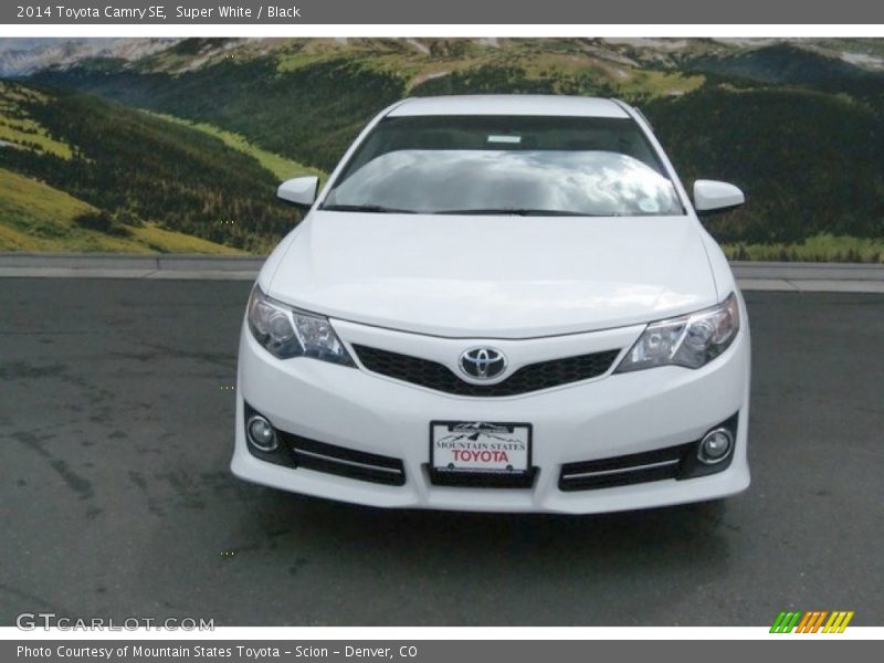 Super White / Black 2014 Toyota Camry SE