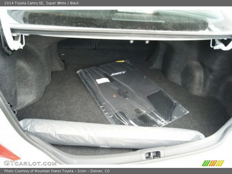 Super White / Black 2014 Toyota Camry SE