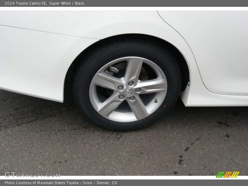 Super White / Black 2014 Toyota Camry SE