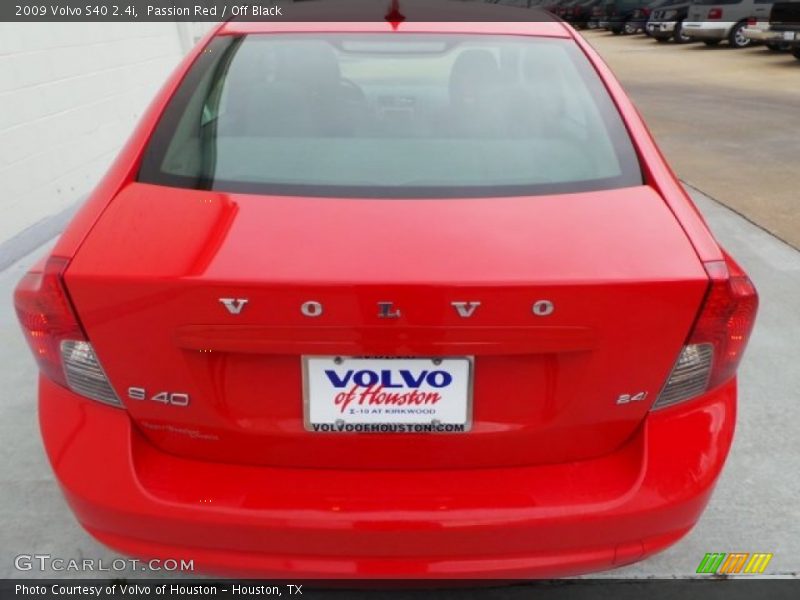 Passion Red / Off Black 2009 Volvo S40 2.4i