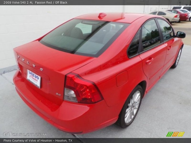 Passion Red / Off Black 2009 Volvo S40 2.4i