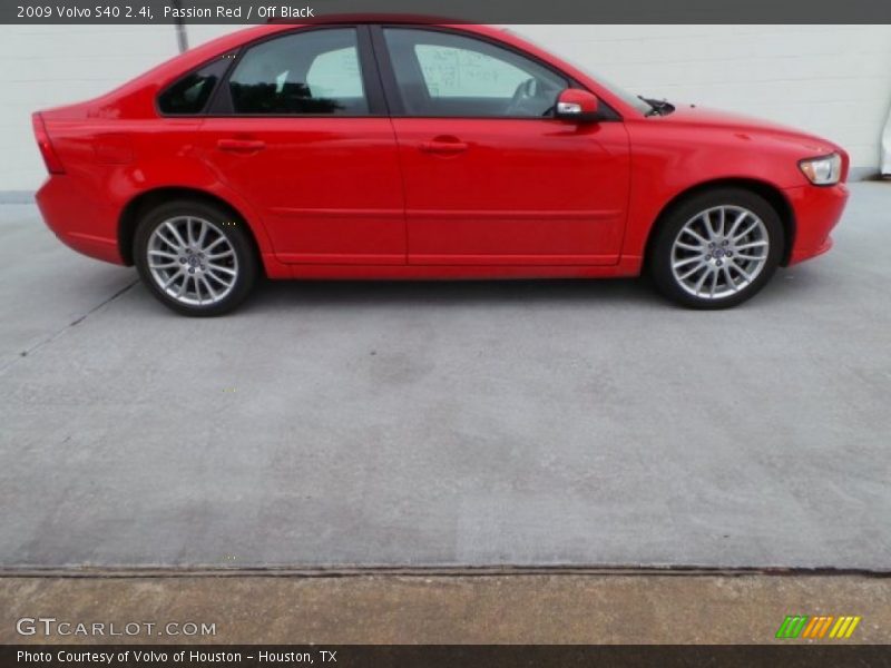 Passion Red / Off Black 2009 Volvo S40 2.4i