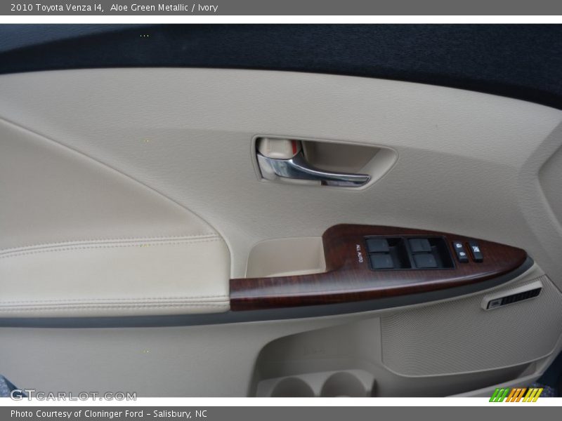 Aloe Green Metallic / Ivory 2010 Toyota Venza I4