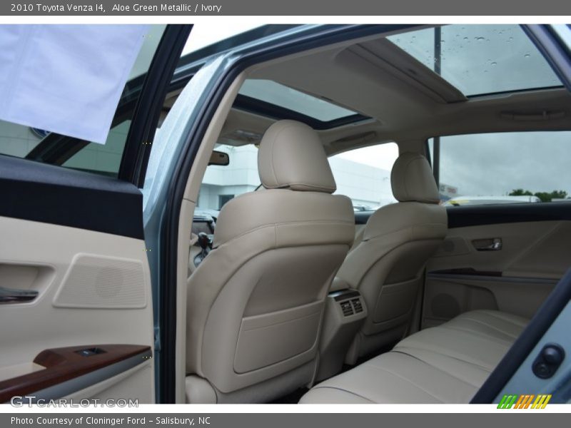 Aloe Green Metallic / Ivory 2010 Toyota Venza I4