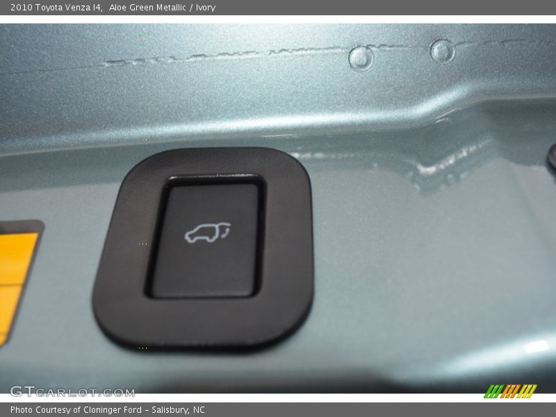 Aloe Green Metallic / Ivory 2010 Toyota Venza I4