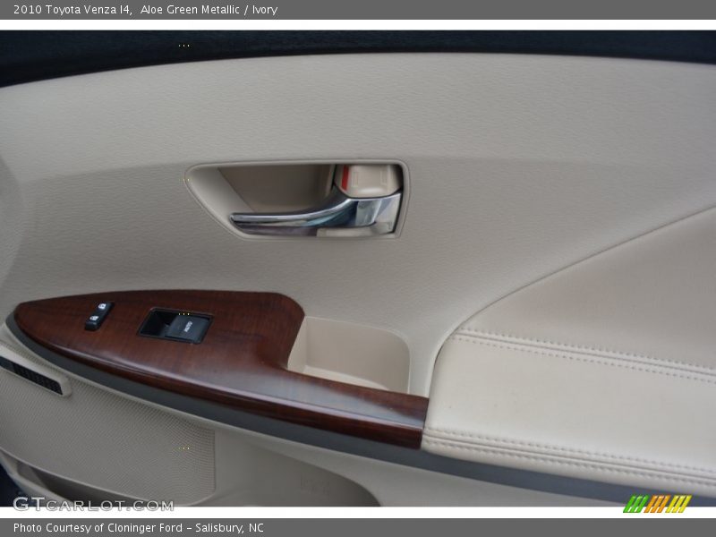 Aloe Green Metallic / Ivory 2010 Toyota Venza I4