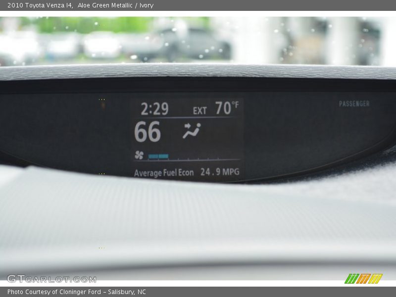 Aloe Green Metallic / Ivory 2010 Toyota Venza I4