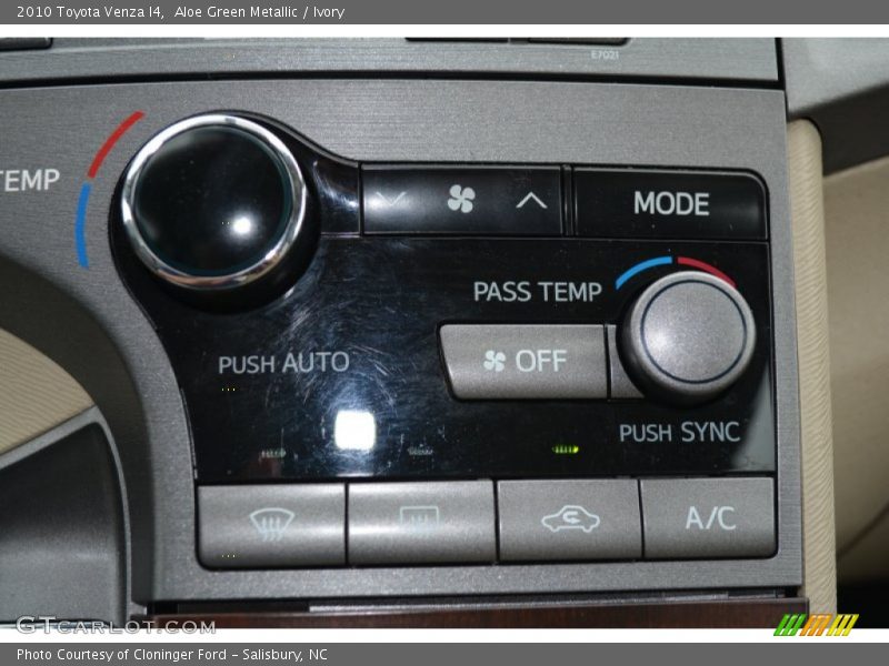 Aloe Green Metallic / Ivory 2010 Toyota Venza I4