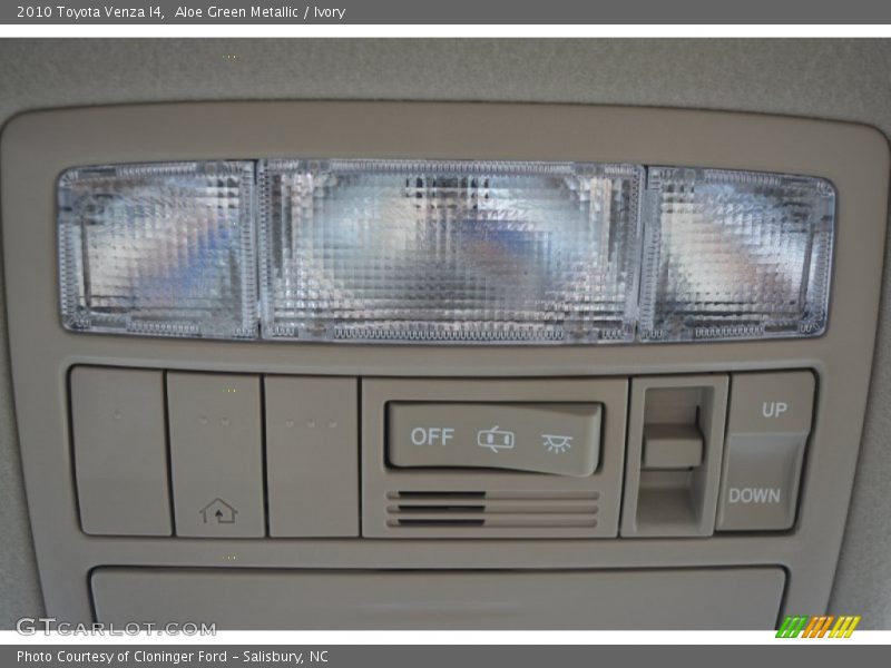 Aloe Green Metallic / Ivory 2010 Toyota Venza I4