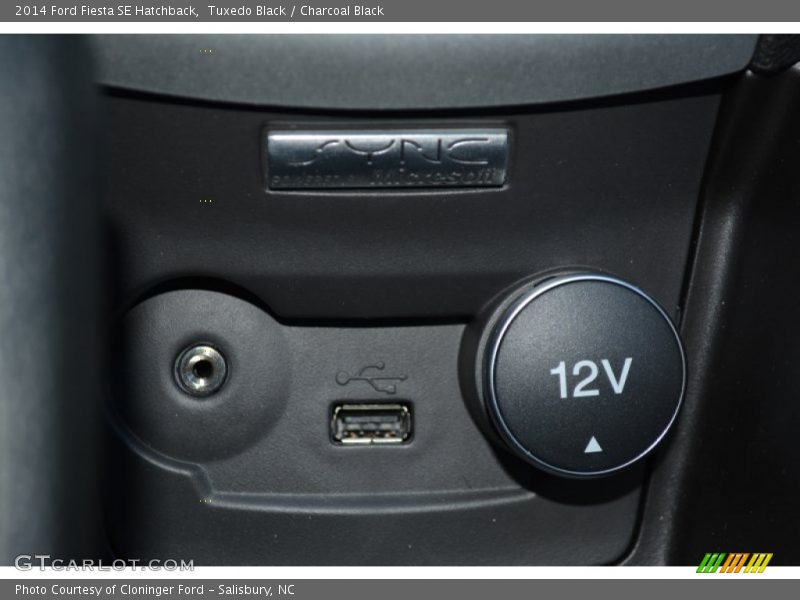 Tuxedo Black / Charcoal Black 2014 Ford Fiesta SE Hatchback