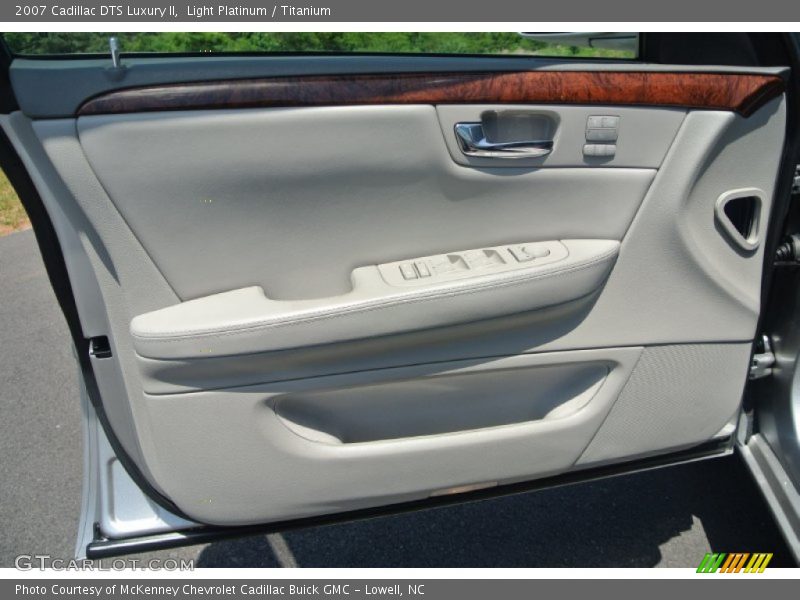 Light Platinum / Titanium 2007 Cadillac DTS Luxury II