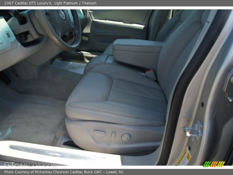 Light Platinum / Titanium 2007 Cadillac DTS Luxury II