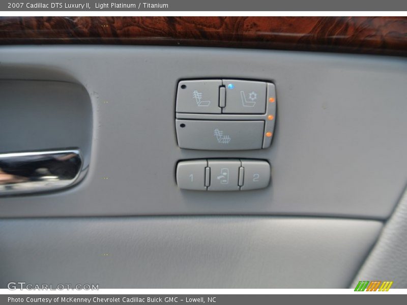 Light Platinum / Titanium 2007 Cadillac DTS Luxury II