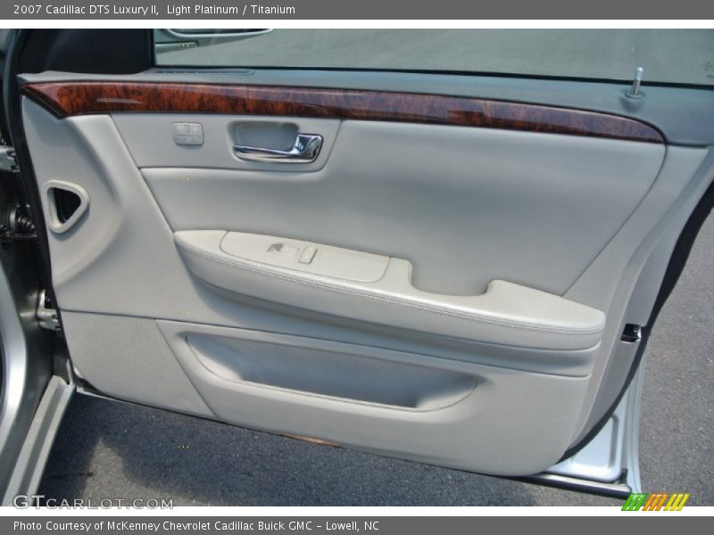 Light Platinum / Titanium 2007 Cadillac DTS Luxury II