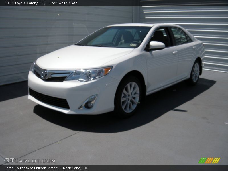 Super White / Ash 2014 Toyota Camry XLE