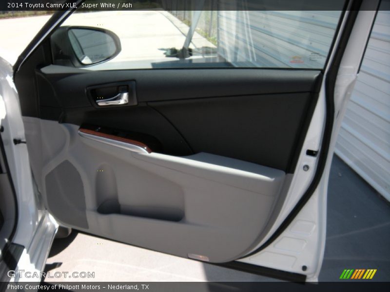 Super White / Ash 2014 Toyota Camry XLE