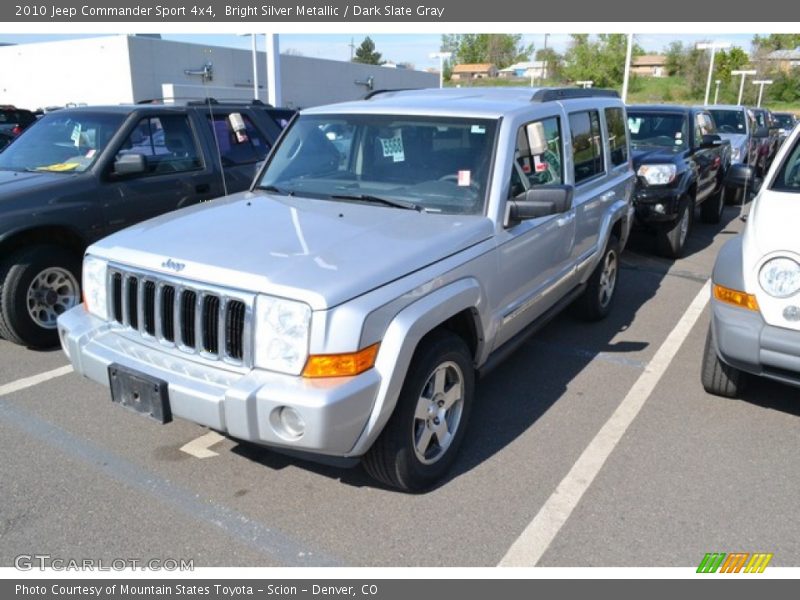 Front 3/4 View of 2010 Commander Sport 4x4
