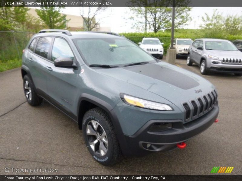 Front 3/4 View of 2014 Cherokee Trailhawk 4x4