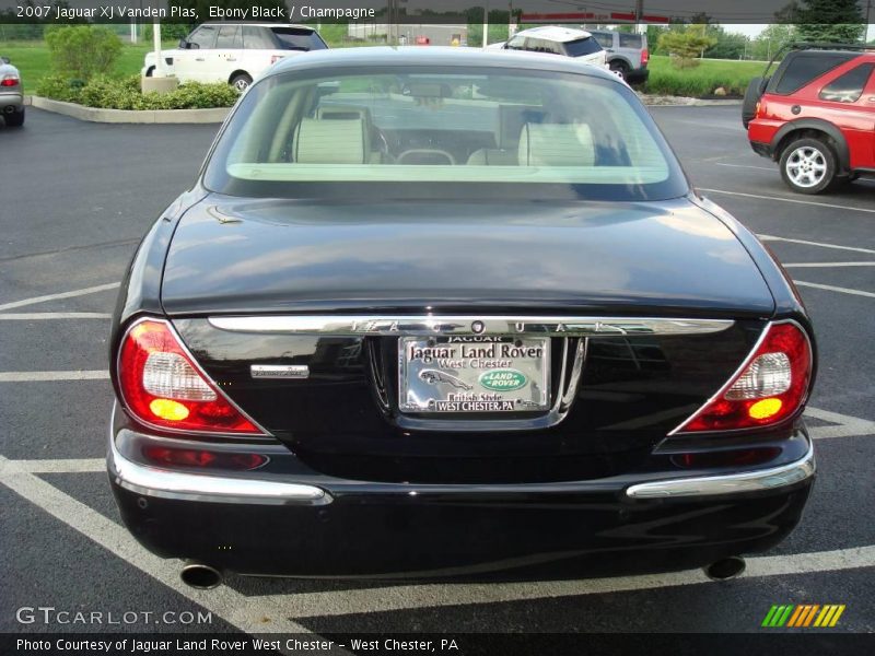 Ebony Black / Champagne 2007 Jaguar XJ Vanden Plas