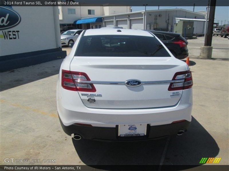 Oxford White / Dune 2014 Ford Taurus SEL
