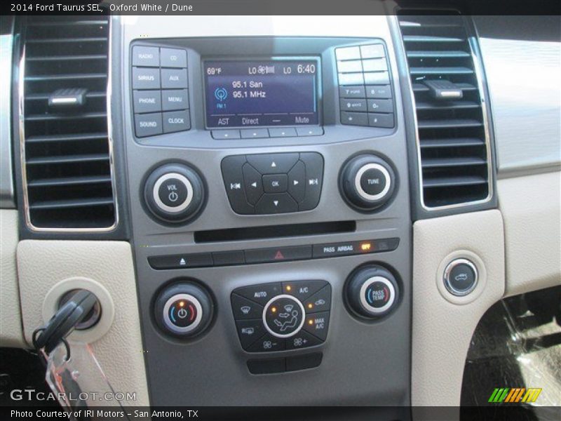 Oxford White / Dune 2014 Ford Taurus SEL