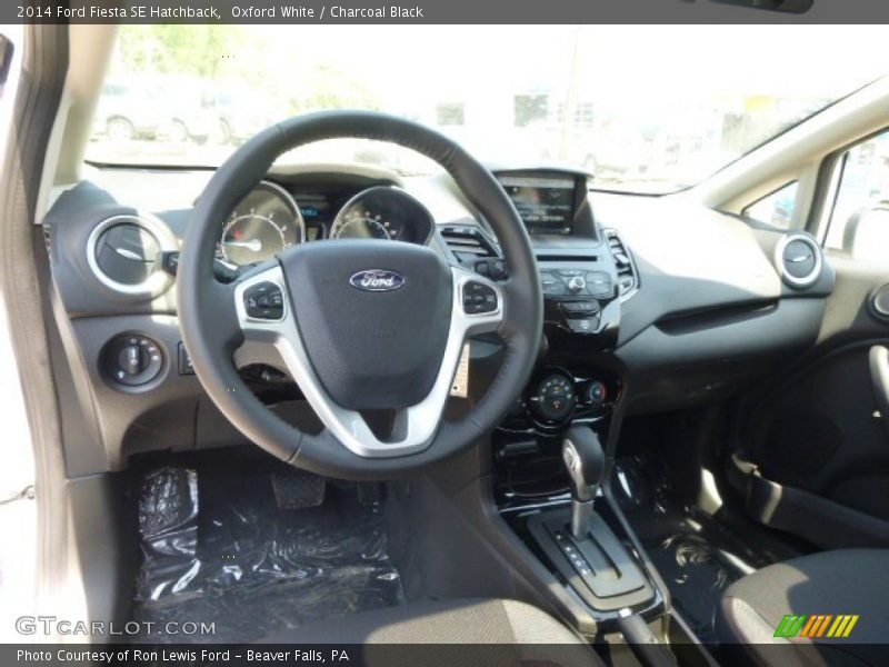 Oxford White / Charcoal Black 2014 Ford Fiesta SE Hatchback