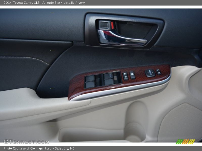 Attitude Black Metallic / Ivory 2014 Toyota Camry XLE