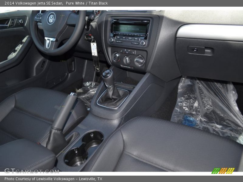 Pure White / Titan Black 2014 Volkswagen Jetta SE Sedan