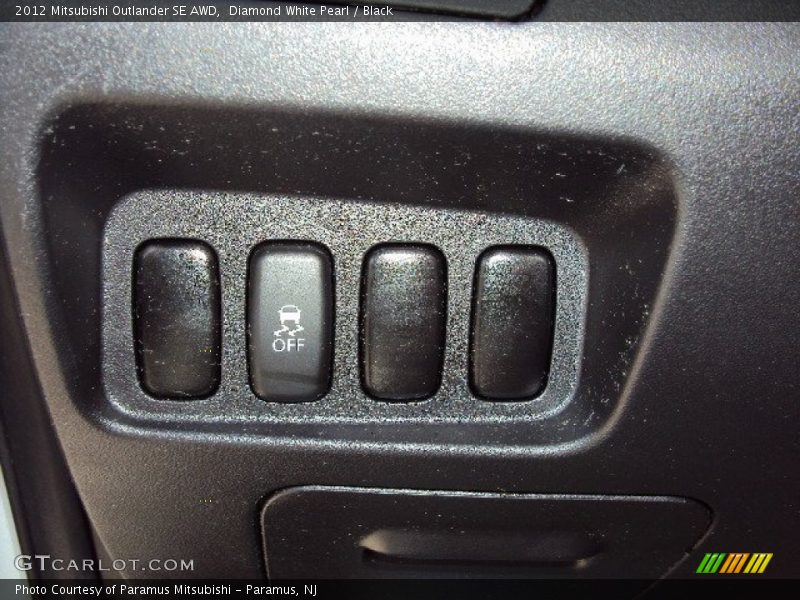 Diamond White Pearl / Black 2012 Mitsubishi Outlander SE AWD