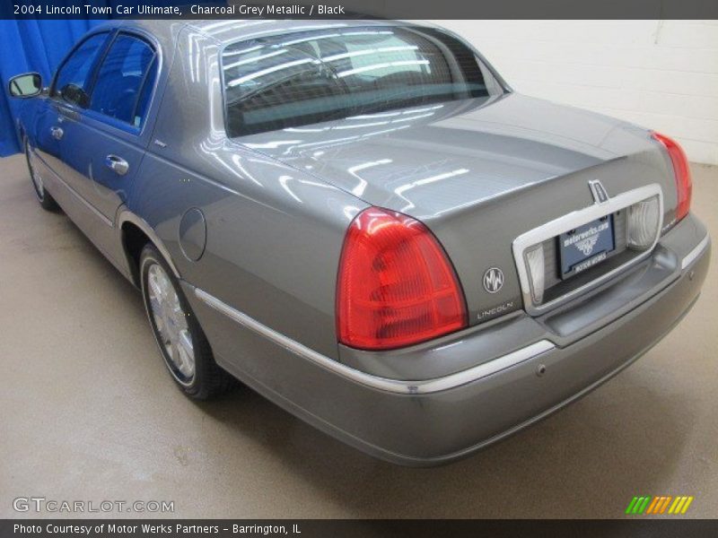 Charcoal Grey Metallic / Black 2004 Lincoln Town Car Ultimate