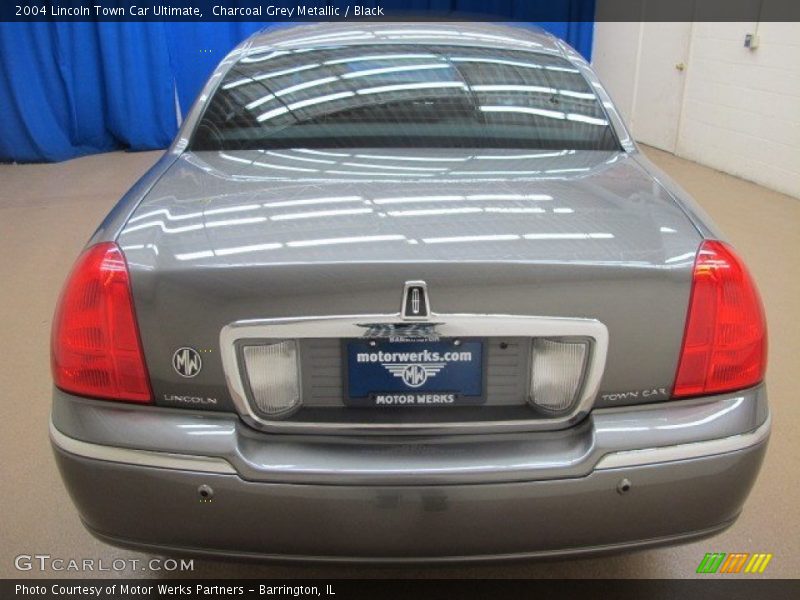 Charcoal Grey Metallic / Black 2004 Lincoln Town Car Ultimate