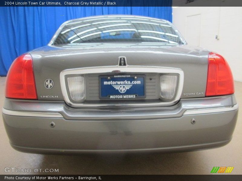 Charcoal Grey Metallic / Black 2004 Lincoln Town Car Ultimate