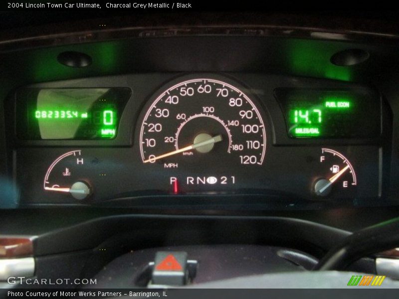 Charcoal Grey Metallic / Black 2004 Lincoln Town Car Ultimate
