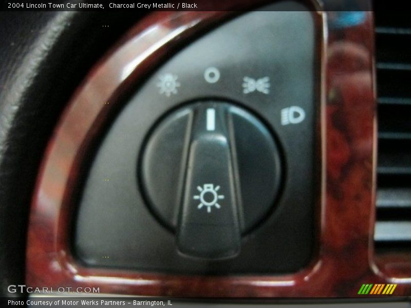 Charcoal Grey Metallic / Black 2004 Lincoln Town Car Ultimate