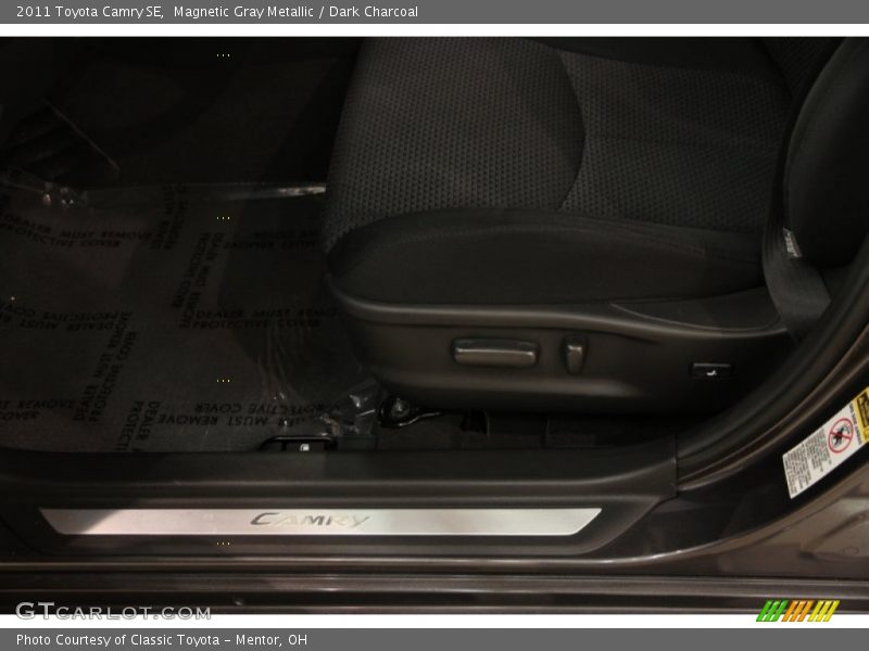 Magnetic Gray Metallic / Dark Charcoal 2011 Toyota Camry SE