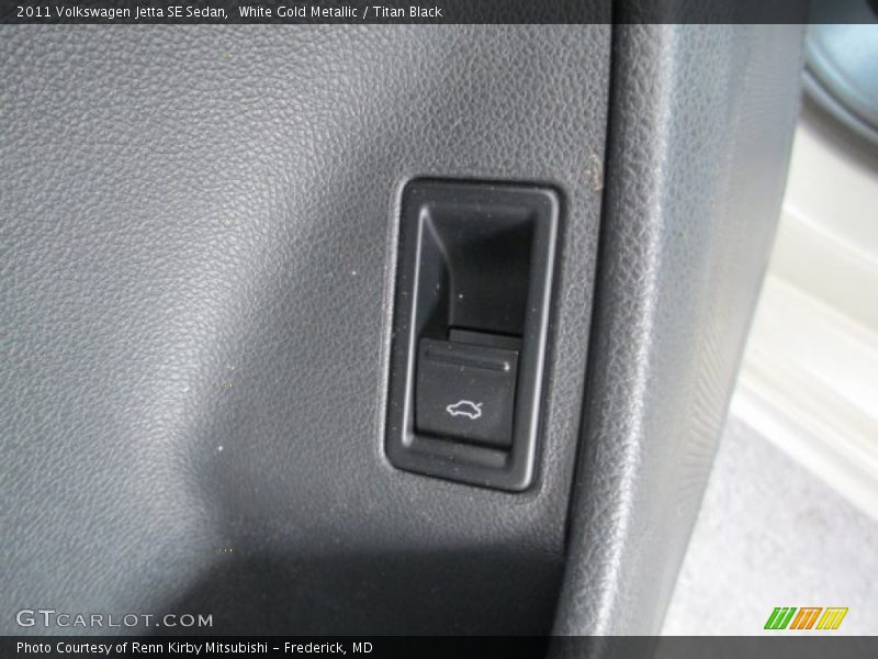 White Gold Metallic / Titan Black 2011 Volkswagen Jetta SE Sedan