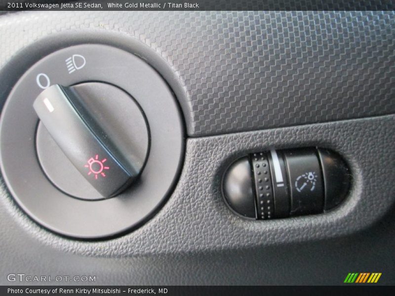 White Gold Metallic / Titan Black 2011 Volkswagen Jetta SE Sedan