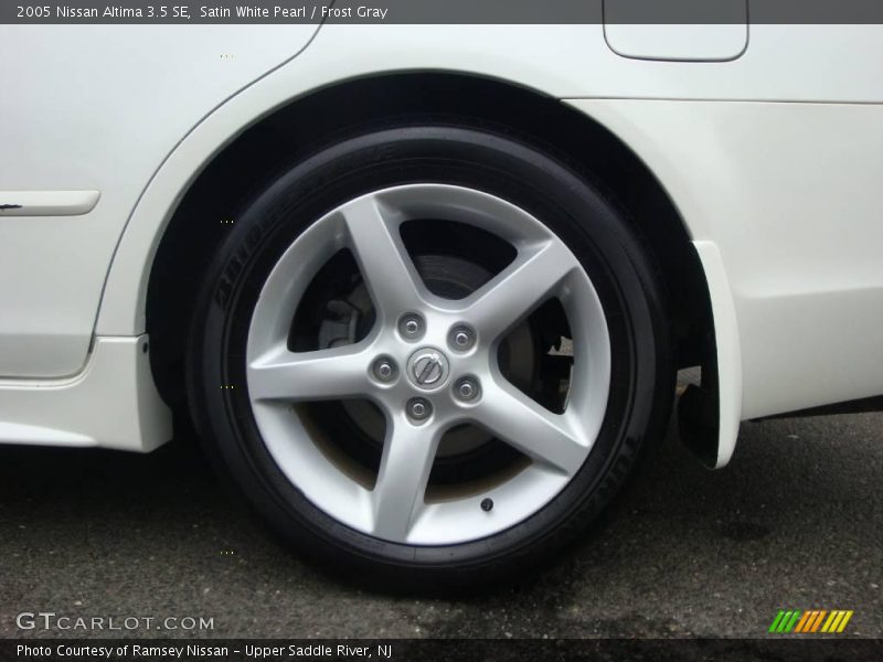 Satin White Pearl / Frost Gray 2005 Nissan Altima 3.5 SE
