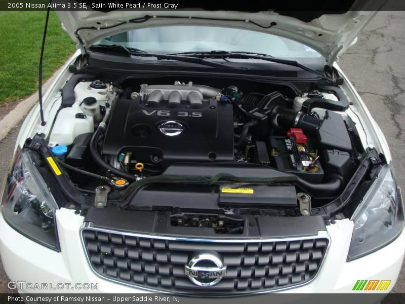 Satin White Pearl / Frost Gray 2005 Nissan Altima 3.5 SE