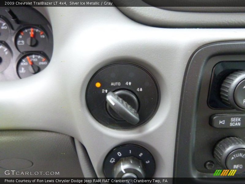 Silver Ice Metallic / Gray 2009 Chevrolet TrailBlazer LT 4x4