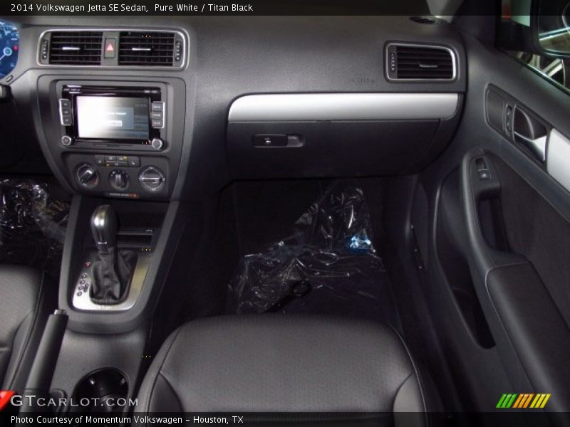 Pure White / Titan Black 2014 Volkswagen Jetta SE Sedan