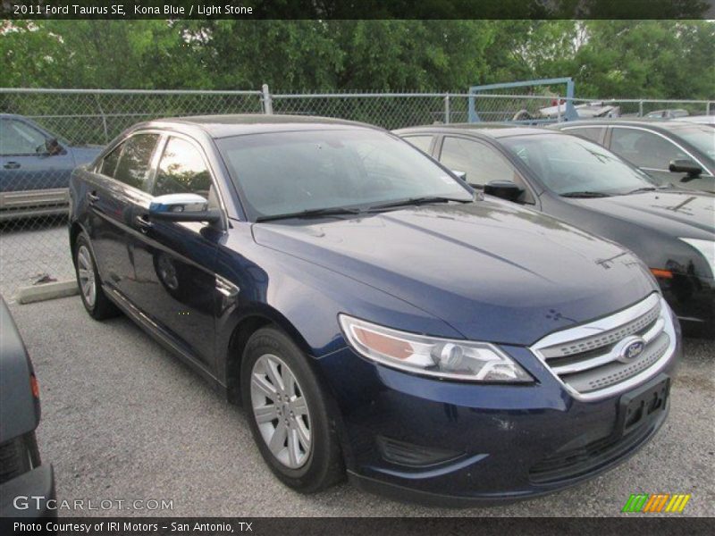 Front 3/4 View of 2011 Taurus SE